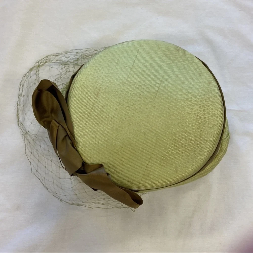 Vintage Hat Shimmer Sage Green/Olive Green Satin Bow Veiled‎ - Picture 5 of 11